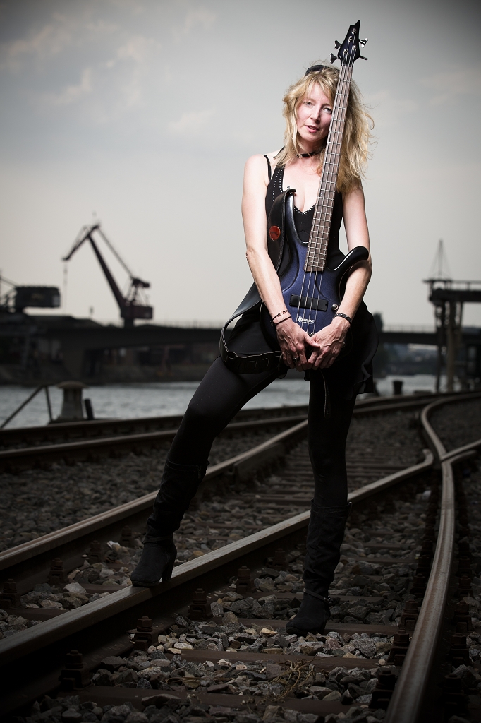 Tanja am Bass